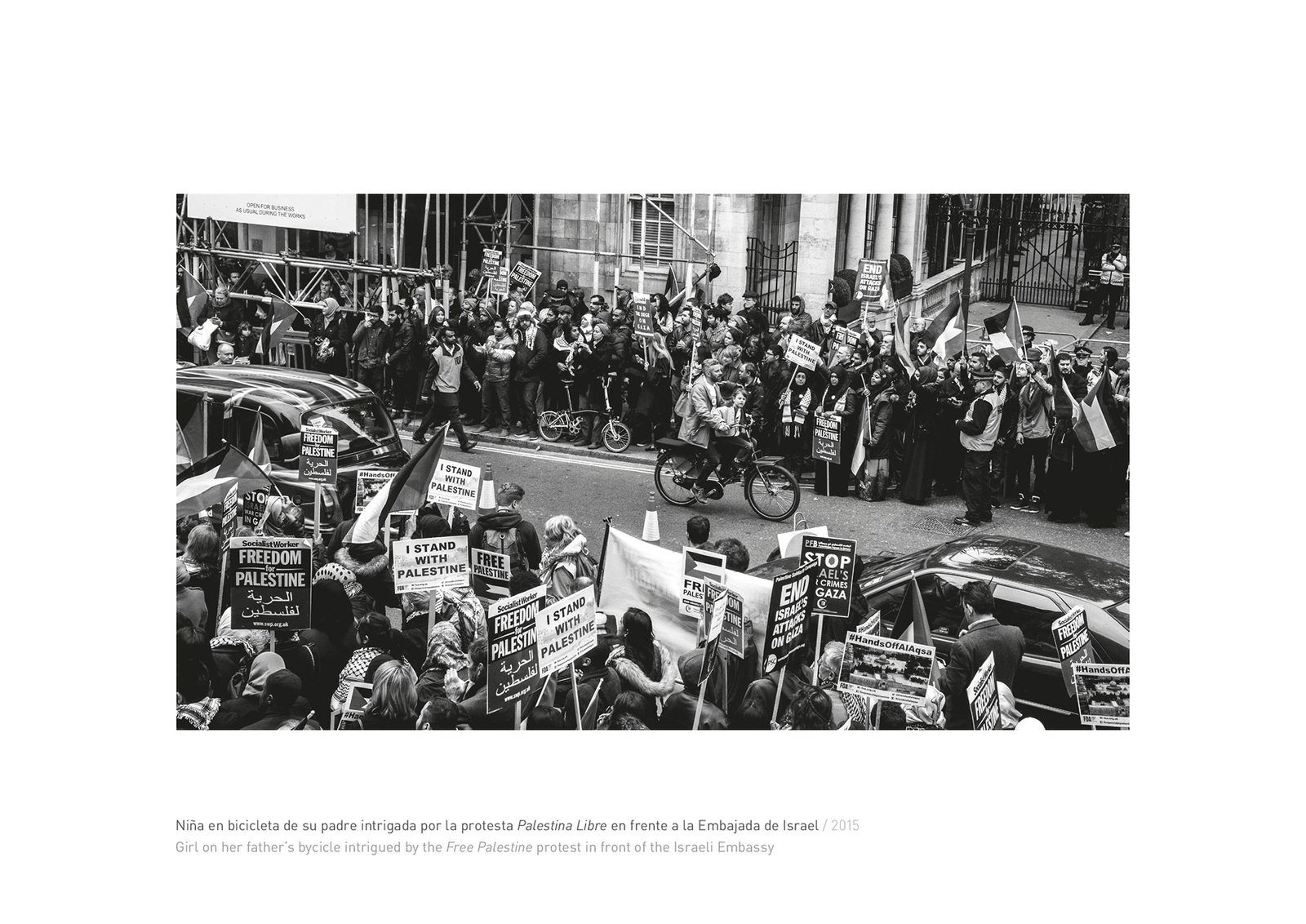 Image of the design created for the exhibition "Londres: detras y debajo del Palacio de Buckingham". This is an image related to a project inside Pedro Rodrigues (Treze413) graphic design portfolio.