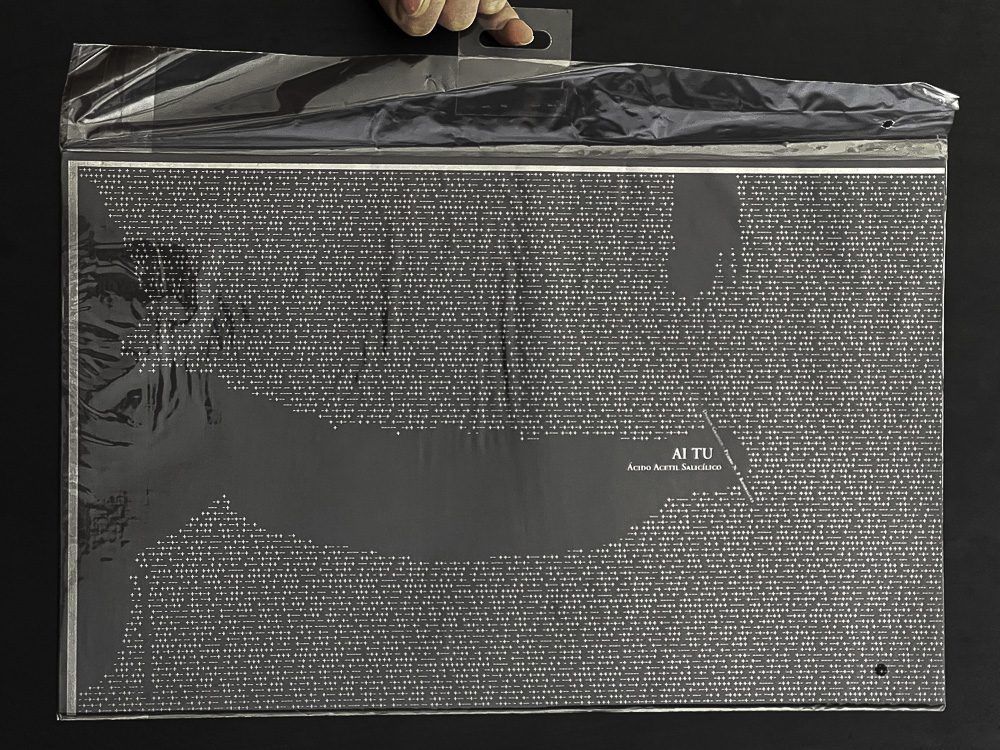 Image of Ai Tu Book&Canvas, a print project that is both a book and an art canvas. This is an image related to a project inside Pedro Rodrigues (Treze413) graphic design portfolio.