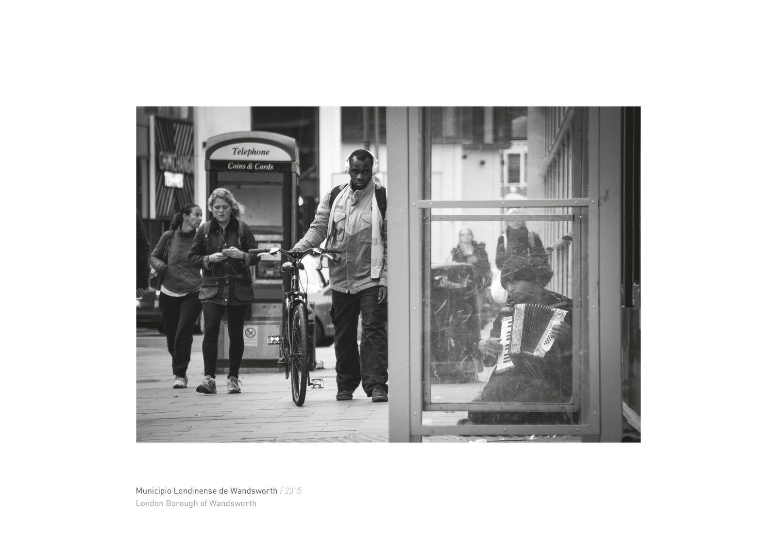 Image of the design created for the exhibition "Londres: detras y debajo del Palacio de Buckingham". This is an image related to a project inside Pedro Rodrigues (Treze413) graphic design portfolio.