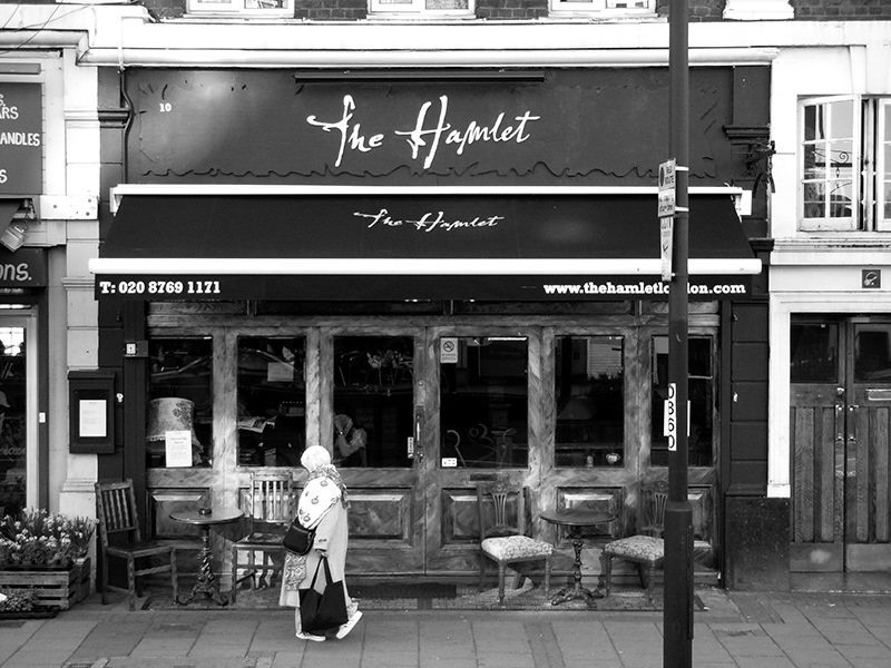 Image of The Hamlet Bar & Restaurant facade. This is an image related to a project inside Pedro Rodrigues (Treze413) graphic design portfolio.