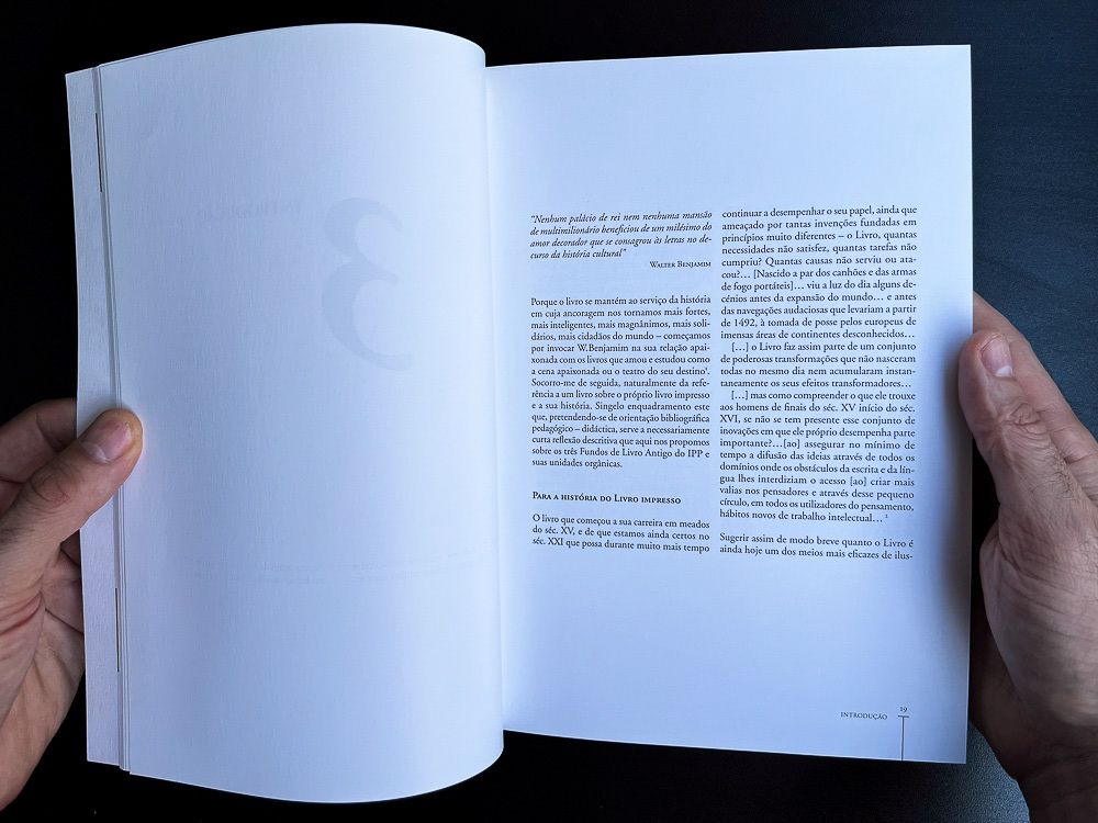 Image of Insive view 7 of Catálogo de Livro Antigo IPP SDP-BC Spine. This is an image related to a project inside Pedro Rodrigues (Treze413) graphic design portfolio.